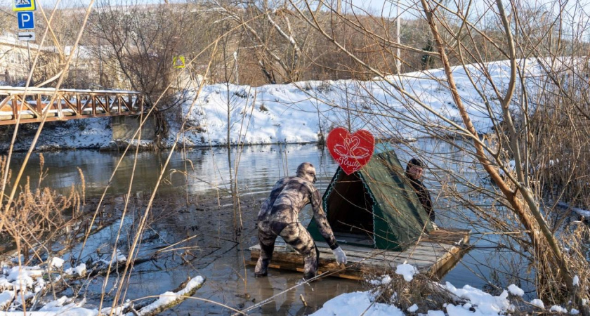 Жители Абрау-Дюрсо построили плавающий дом для лебедя Гоши