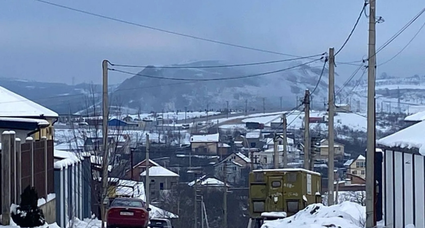 Мусорная свалка на горе Щелба под Новороссийском продолжает дымить 