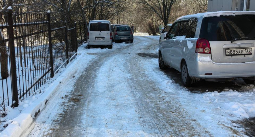 «Мы справились со всеми ситуациями»: глава Новороссийска доложил губернатору, как город борется с последствиями снегопада и гололедом