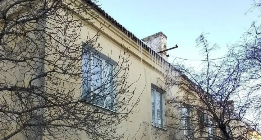 Над головами новороссийцев нависли метровые сосульки: правила безопасного поведения