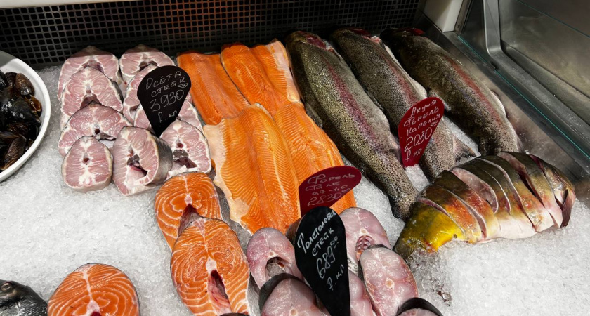 Беру горбушу и соль — на выходе получаю малосольную нежную рыбку за копейки: вкуснее, чем в магазине