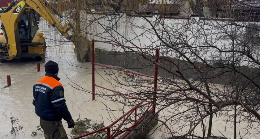 Реки выходят из берегов: некоторые районы Новороссийска подтапливает