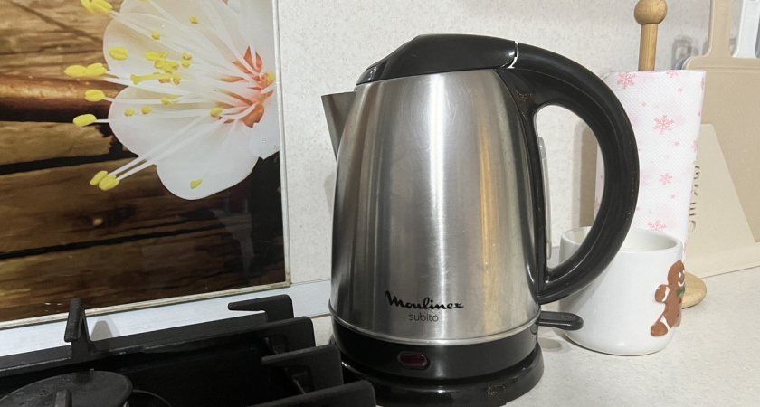 Не уксус и не газировка: по 2 ложки в чайник — и он как новый. Накипь отошла хлопьями