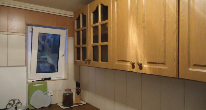 2 ст. ложки в воду – и через 3 минуты кухонные шкафчики как новые: от липкого жира и "отпечатков" не осталось и следа  