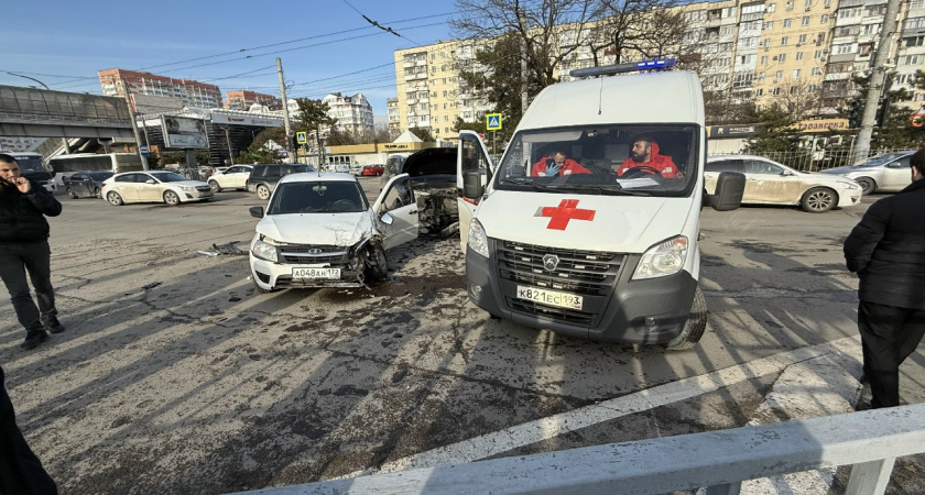 В Новороссийске кроссовер и «Лада» не поделили дорогу: Анапское шоссе весь день стояло в «мертвой» пробке 