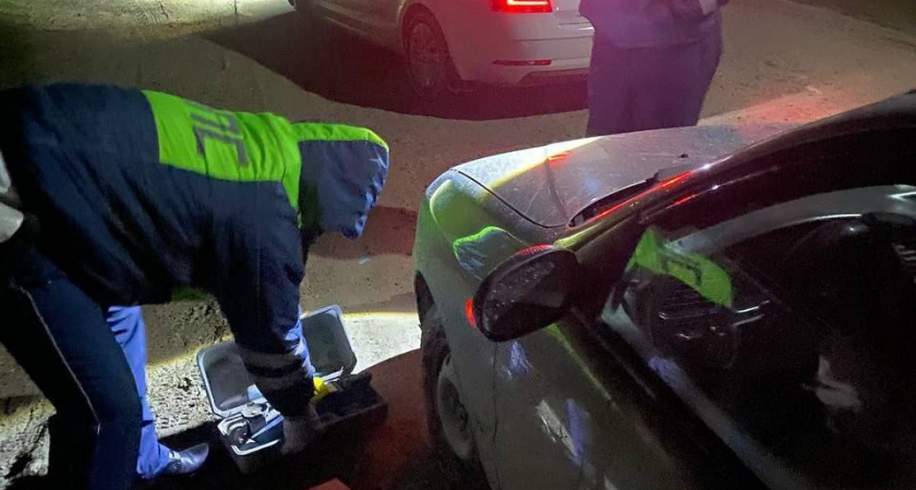 Под Новороссийском сотрудники ДПС помогли автоледи поменять порезанное колесо