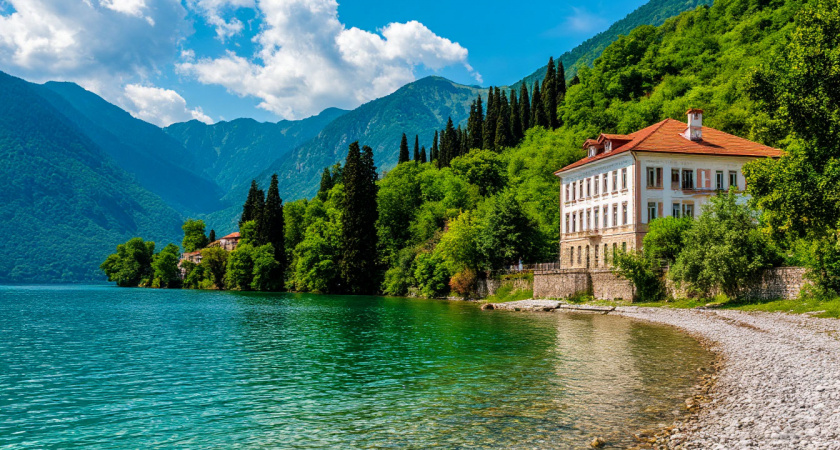 «Злые люди, змеи, грязь и невкусная еда»: туристы рассказывают о своем недовольстве от отдыха в Абхазии – честный отзыв