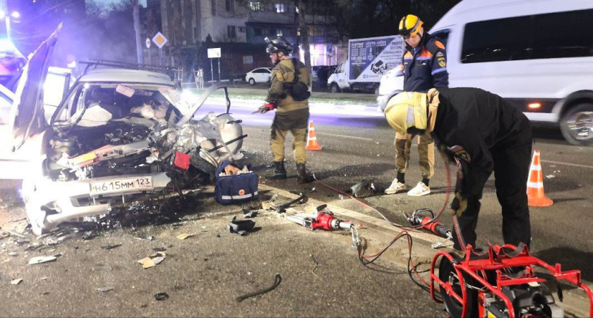 В Новороссийске сегодня утром произошло жуткое ДТП: один человек погиб, трое - в больнице