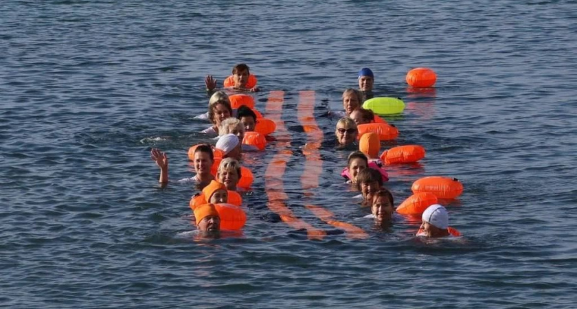 В преддверии «Бескозырки» в Новороссийске «моржи» развернут 20-метровую Георгиевскую ленту прямо в море