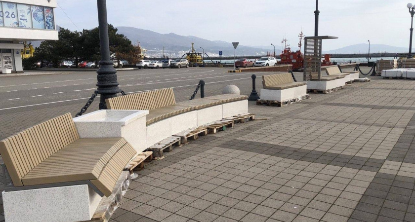 На набережной Новороссийска установят 90 скамеек и 180 урн: жители уже тестируют образцы уличной мебели