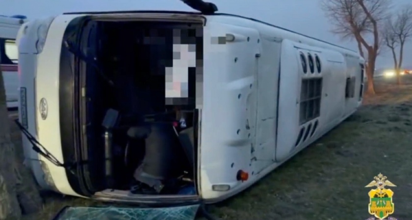 Под Анапой из-за гололеда перевернулся вахтовый автобус: один человек пострадал