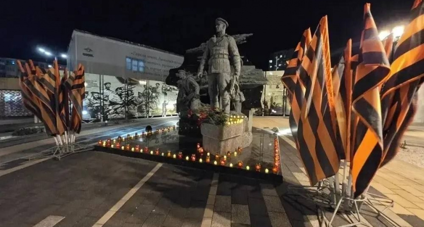 Зажжение факелов от Вечного огня, спуск бескозырки на воду и свечи в окнах: как прошла «Бескозырки-2026» в Новороссийске 