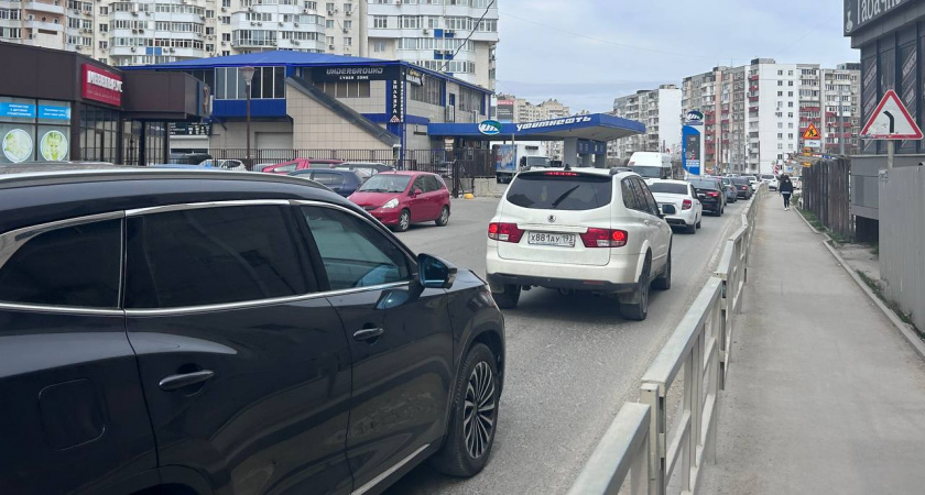 Инспектор стучит в стекло: законно ли требование «выйти из машины!» — разъяснение от автоюристов