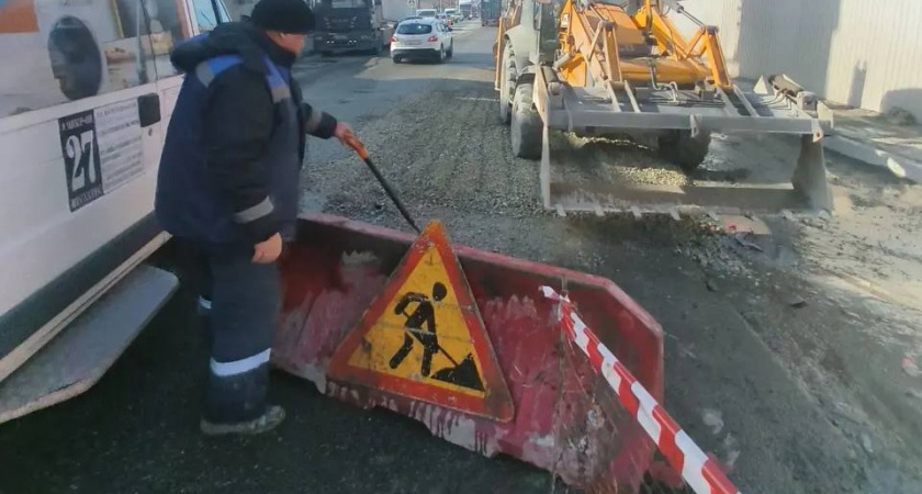 «Проезда скоро не будет!»: яма на улице Судостальской в Новороссийске продолжает увеличиваться 