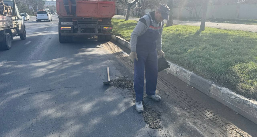 В Новороссийске начали засыпать ямы на Анапском шоссе  