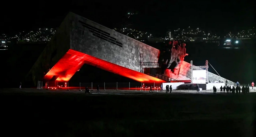 Ночной забег памяти: в Новороссийске в шестой раз прошел полумарафон «Малая Земля»