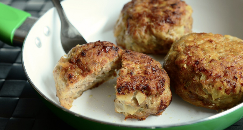 Забудьте про сковородку: секрет идеальных котлет без лишнего жира, которые тают во рту