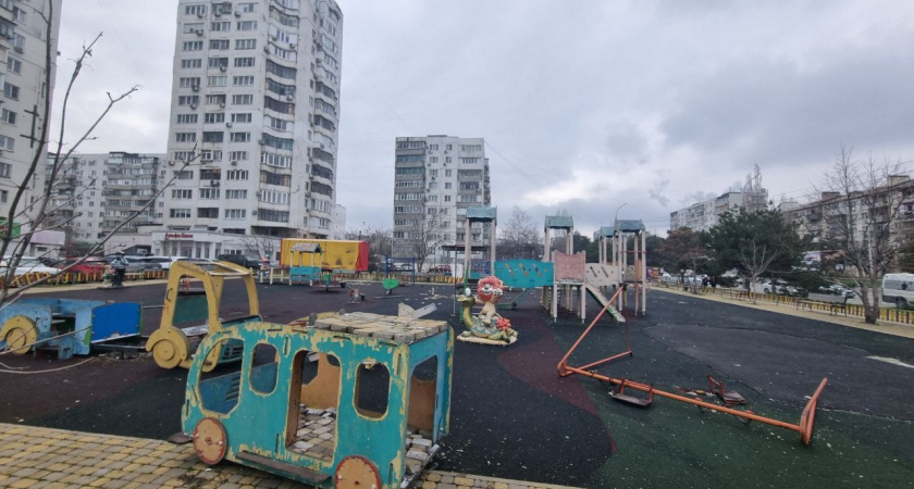 «В суровом городе – суровые игровые зоны»: новороссийцы просят отремонтировать детскую площадку «Старую крепость» 