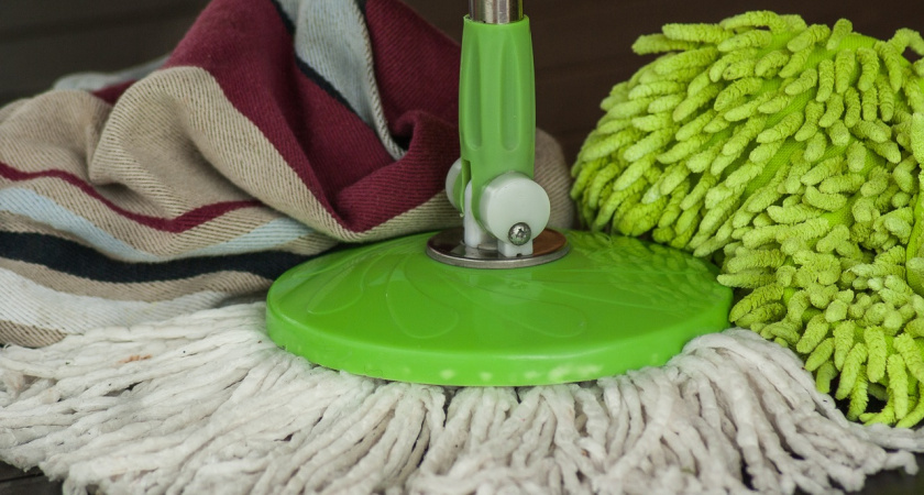 Даже самая ленивая хозяйка не поверит: одна ложка этой странной жидкости — и полы сияют без уборки до двух недель