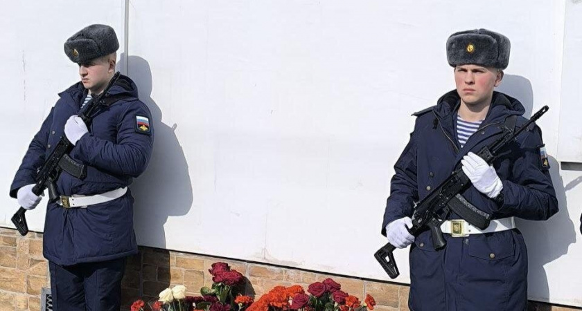 В Новороссийске открыли мемориальную табличку погибшему на СВО гвардии рядовому Артёму Бердину 