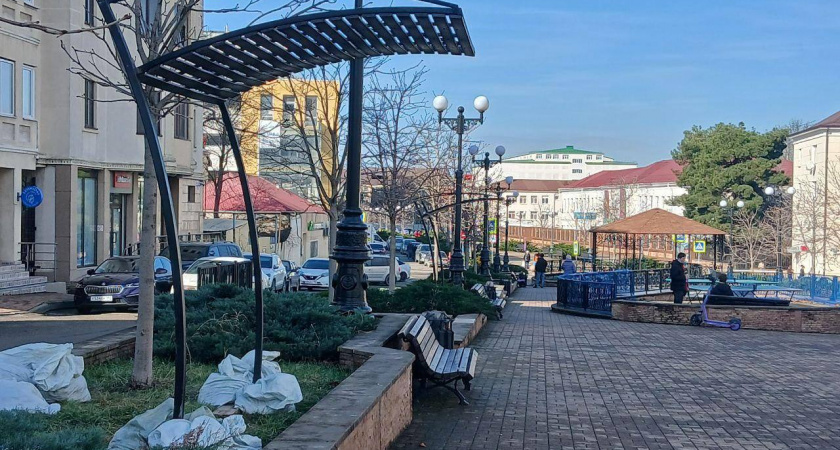 Тень отдельно, лавочки отдельно? В Новороссийске устанавливают перголы на бульваре Победы