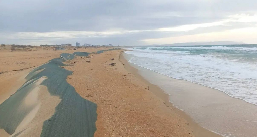 После шторма море обнажило залежи мазута на пляжах Анапы