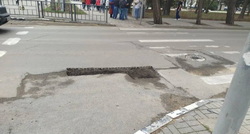Ямы в Новороссийске стали еще глубже и опаснее: рабочие проводят фрезеровку дорожного полотна 
