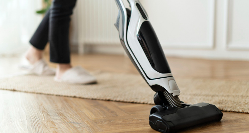 Надеваю на насадку пылесоса — и высасываю пыль из самых труднодоступных мест: как практично использовать втулки от туалетной бумаги