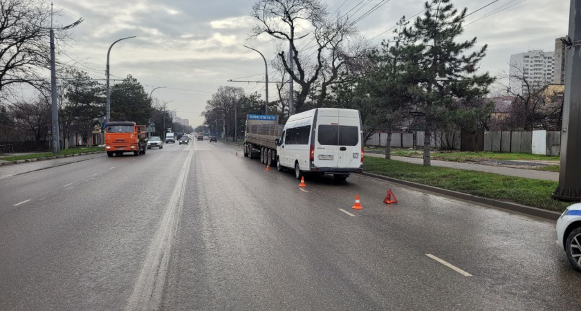 В Новороссийске маршрутка с пассажирами влетела в грузовик: три человека обратились за помощью к медикам