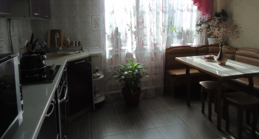 Плитка на кухне — вышла из моды: сейчас в тренде этот практичный вариант