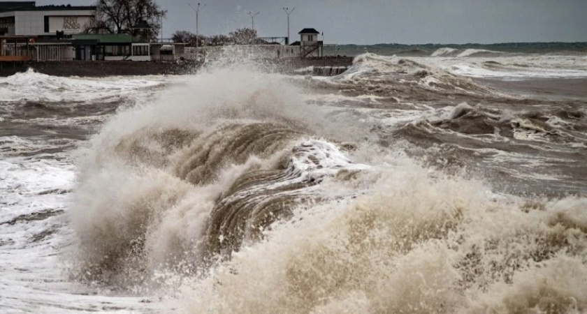 «Черноморский молот» в действии: фотографы запечатлели пятиметровые волны в Новороссийске 