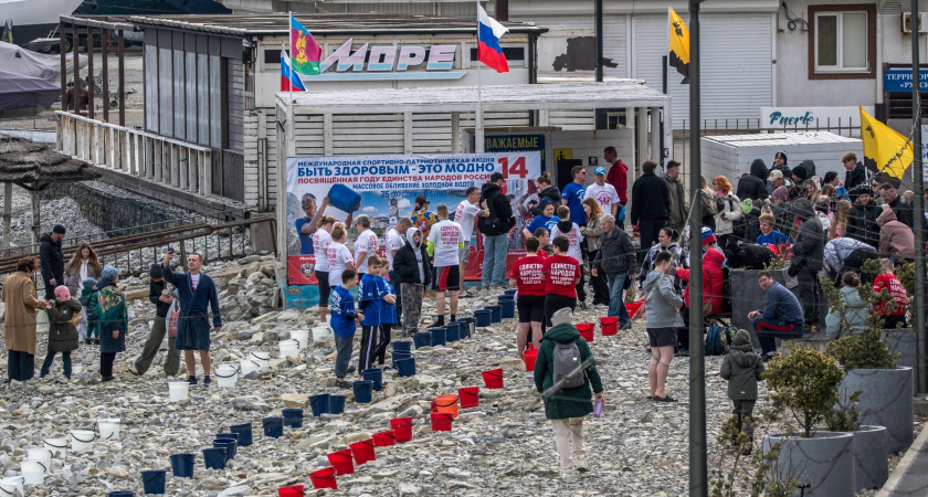 «Быть здоровым – это модно»: в Новороссийске прошло массовое обливание ледяной водой