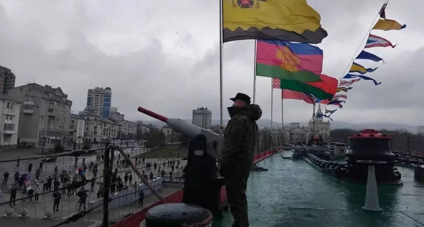 Легендарный крейсер «Михаил Кутузов» дал залп в честь защитников