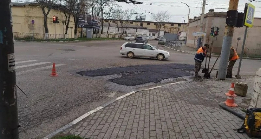 В Новороссийске дорожники залатали самые опасные ямы, остальные – подождут 