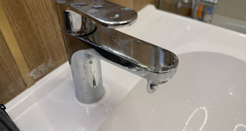 Когда можно вычеркнуть горячую воду из квитанции: 3 законных способа не платить