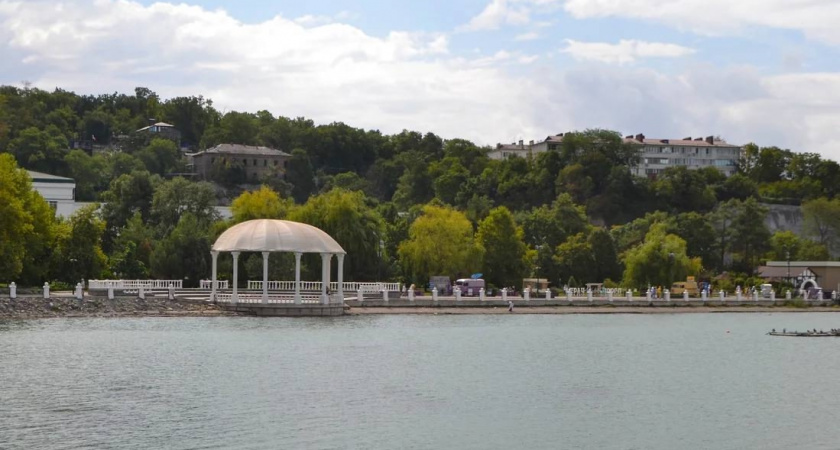 Прятался в камышах в одних шортах: охрана завода Абрау-Дюрсо под Новороссийском поймала мошенника, находившегося в федеральном розыске