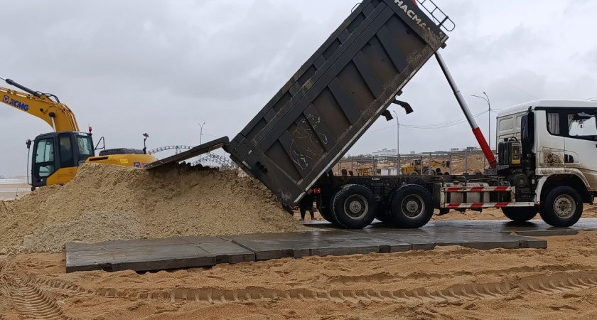 На пляжи Анапы начали завозить чистый песок