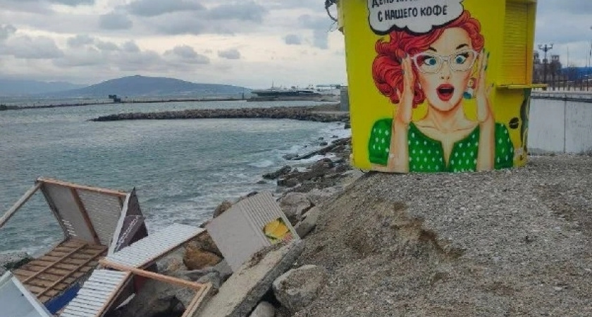 В Новороссийске на пляже «Кристалл» шторм снес ларек 