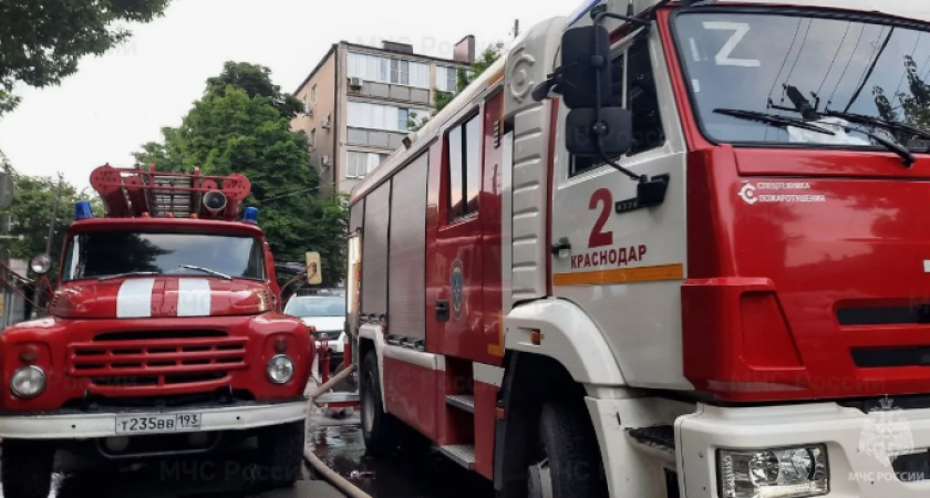 В Новороссийске до сих пор тушат пожар на топливном терминале, возникший ночью в результате атаки беспилотников