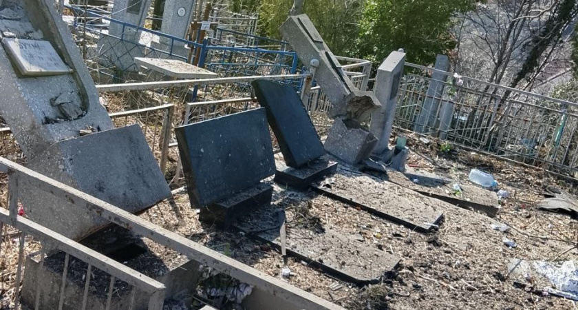 Нет покоя даже мертвым: на кладбище в Мысхако под Новороссийском повреждены около 20 захоронений в результате ночной атаки