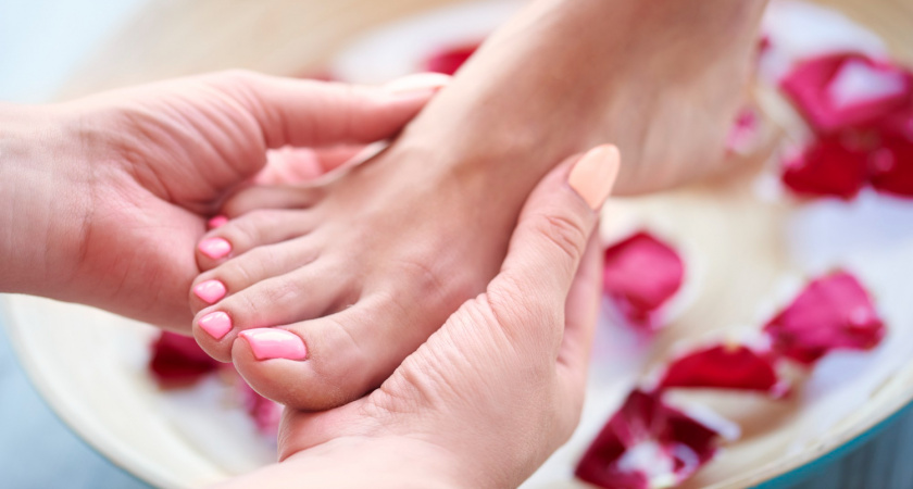 Вместо пемзы — мякоть: этот фрукт за 20 минут превращает «наждачные» пятки в бархатные