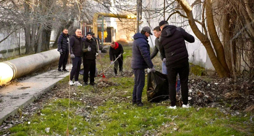 «Начни с себя»: власти Новороссийска зовут всех настоящих мужчин на субботник в преддверии 8 марта 