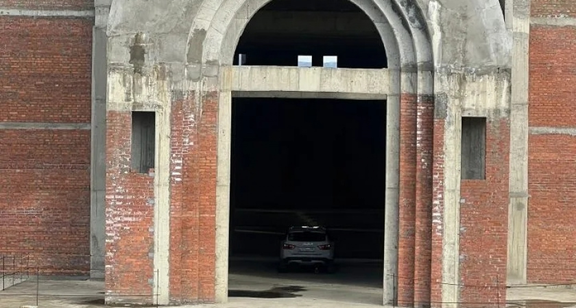 «Свято место - пусто не бывает!»: в Новороссийске автомобилист заехал в строящийся храм на Суджукской косе 