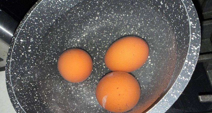 Всего 1 ложка в кастрюлю — и яйца сами выпадут из скорлупы: полезный метод для хозяек