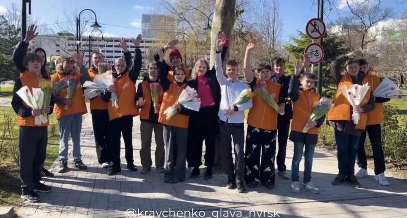 В Новороссийске высадился «Цветочный десант»: девушки получили цветы и море комплиментов