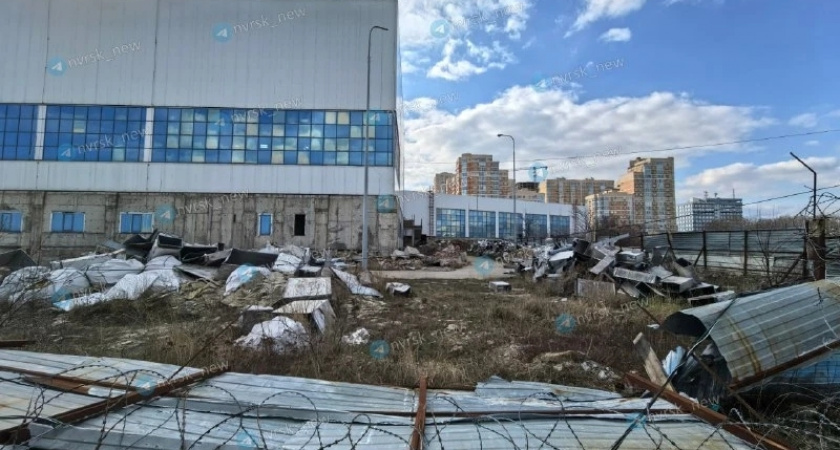 Поваленный забор и груда мусора: территория недостроенного Дворца спорта в Новороссийске превращается в помойку 