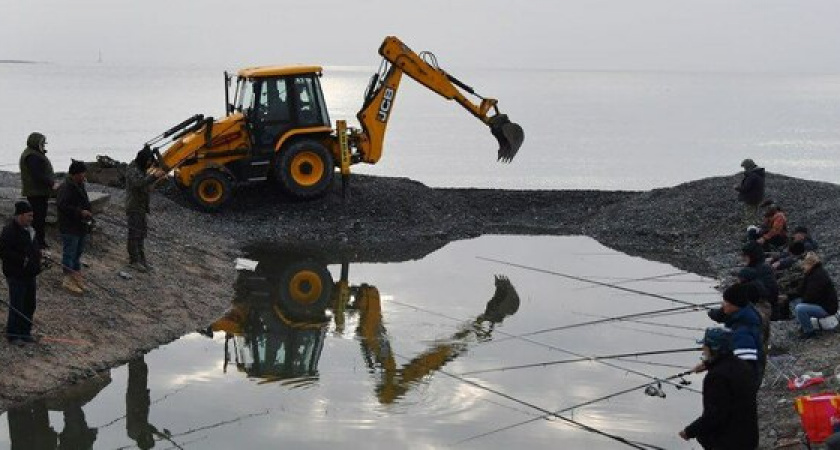 Прорану быть! На Суджукской лагуне в Новороссийске работает экскаватор