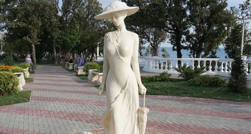 В Геленджике женщина сорвалась с крутого обрыва средь бела дня