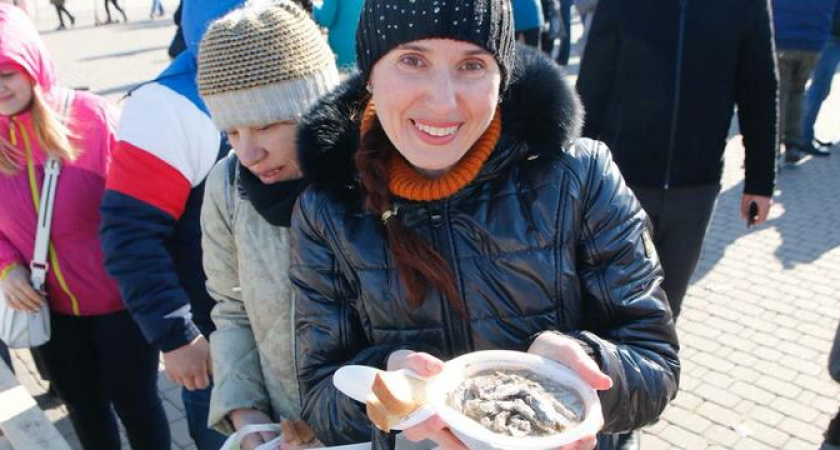 «400 рублей за кило!?»: новороссийцы в шоке от «праздничных» цен на хамсу на фестивале