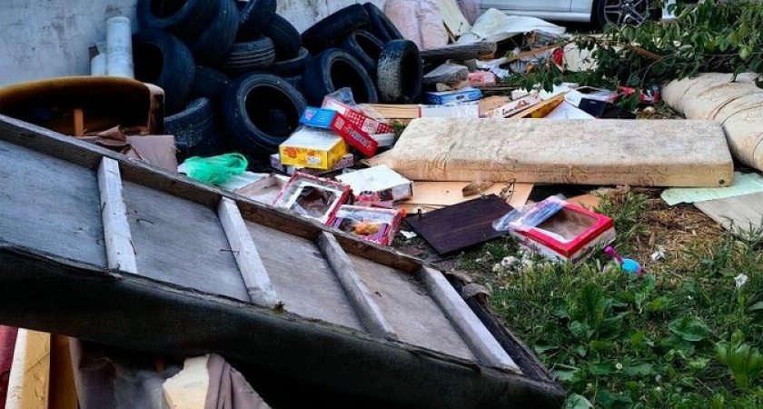 «Мусор не вывозят неделю!»: в центе Новороссийска образовалась стихийна свалка